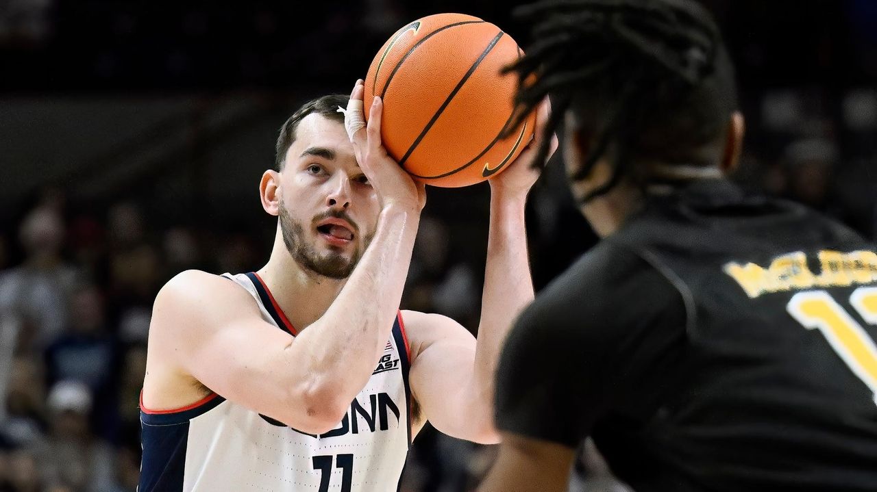 Alex Karaban's Career-high 26 Points Leads No. 5 UConn To 101-63 Rout ...