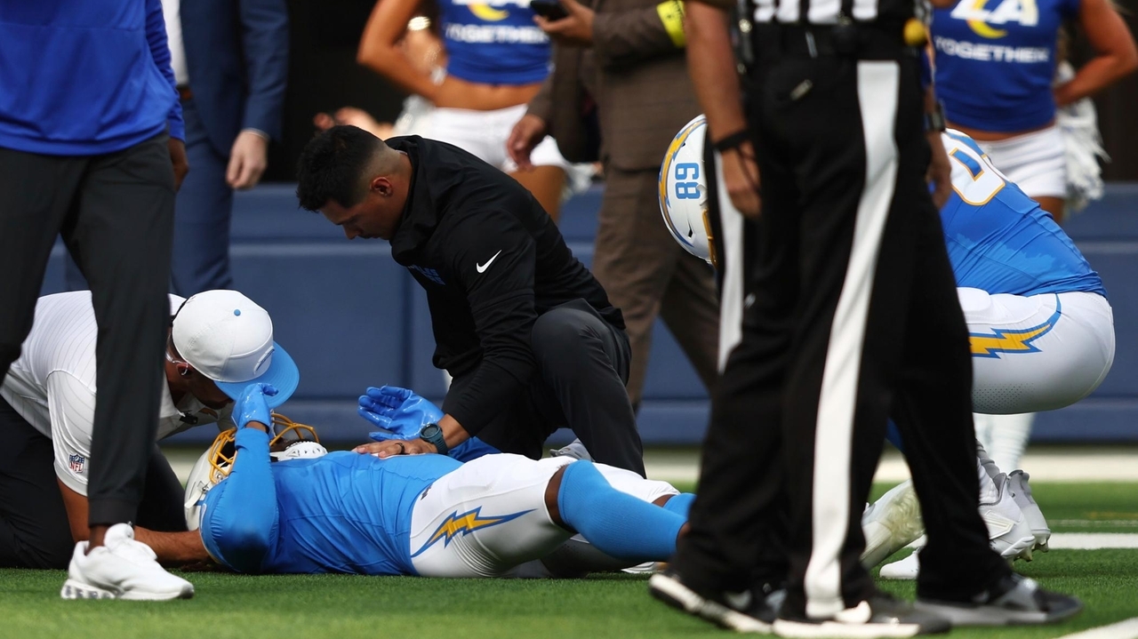 Chargers WR Quentin Johnston has a concussion after a big hit on 3rd ...