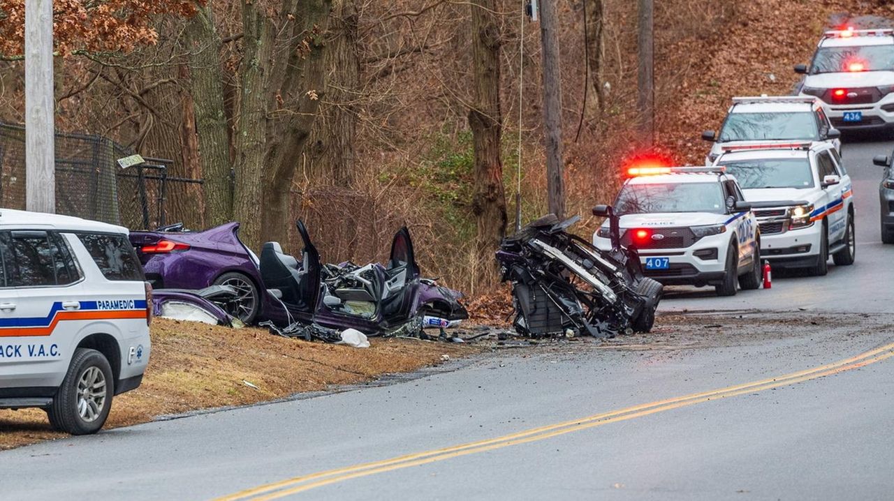 2 teens, both 18, seriously hurt in 1car crash in Commack Newsday