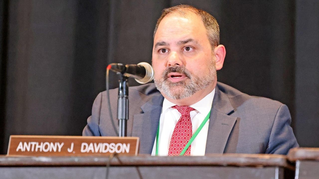 Lindenhurst schools Superintendent Anthony Davidson resigns after