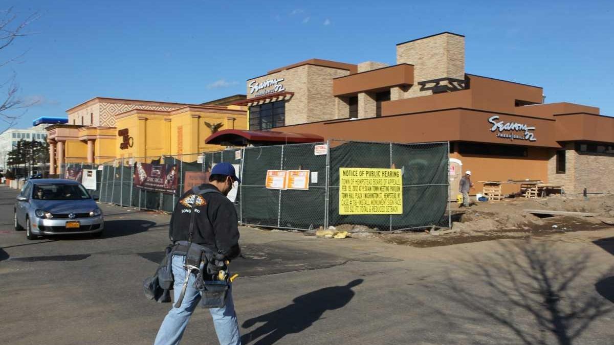 Eating at Roosevelt Field mall, then and now - Newsday