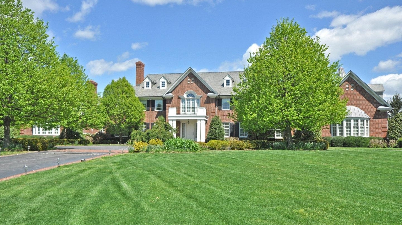 Old Westbury Home Offers Almost 10 000 Square Feet Of Space Newsday