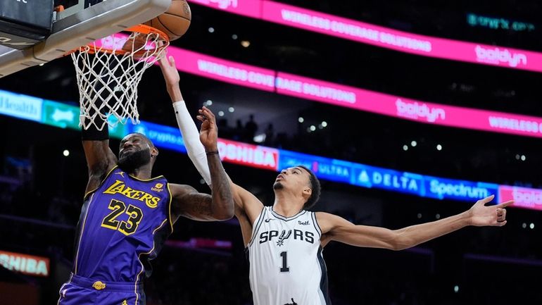 Los Angeles Lakers forward LeBron James (23) vies for a...