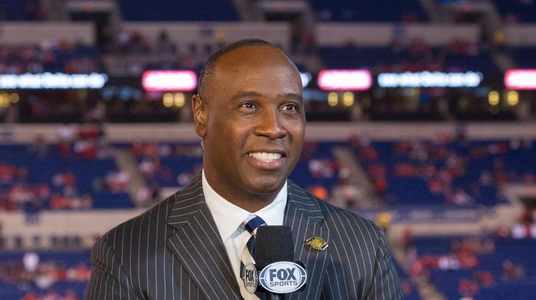 CBS axes NFL analyst Dan Fouts, replaces him with Charles Davis