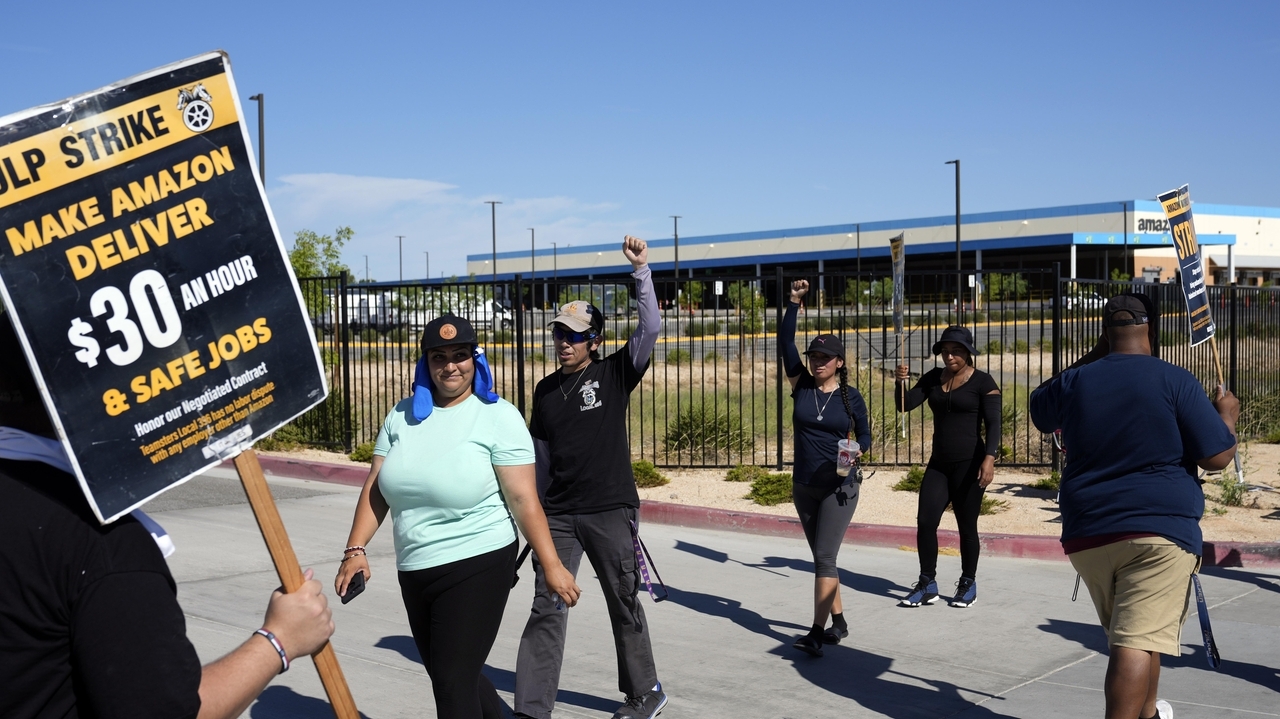 Teamsters add their heft to dozens of Amazon delivery drivers picketing ...