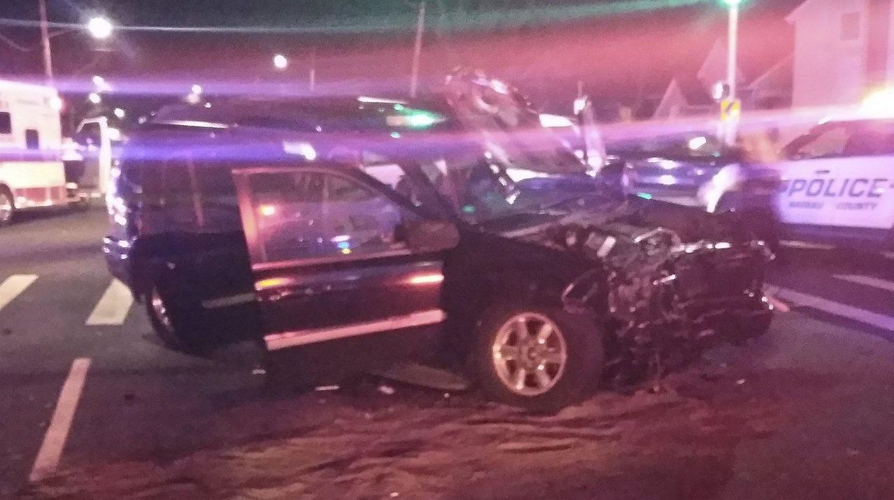 5 kids, 2 adults hurt in headon crash in East Meadow, authorities say Newsday