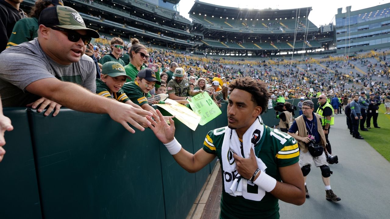 WATCH: Aaron Rodgers shouts 'I still own you' to Chicago crowd - On3