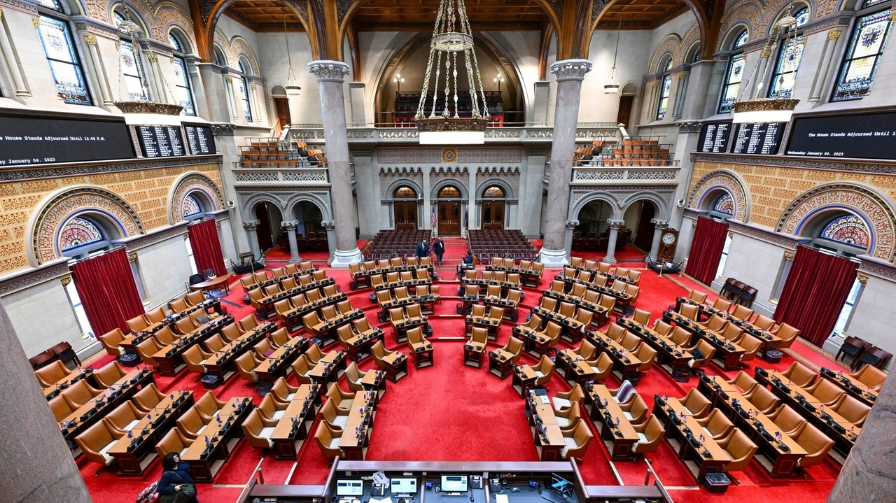 Lawmakers, Hochul OK funds to keep state running despite late budget - Vimarsana News