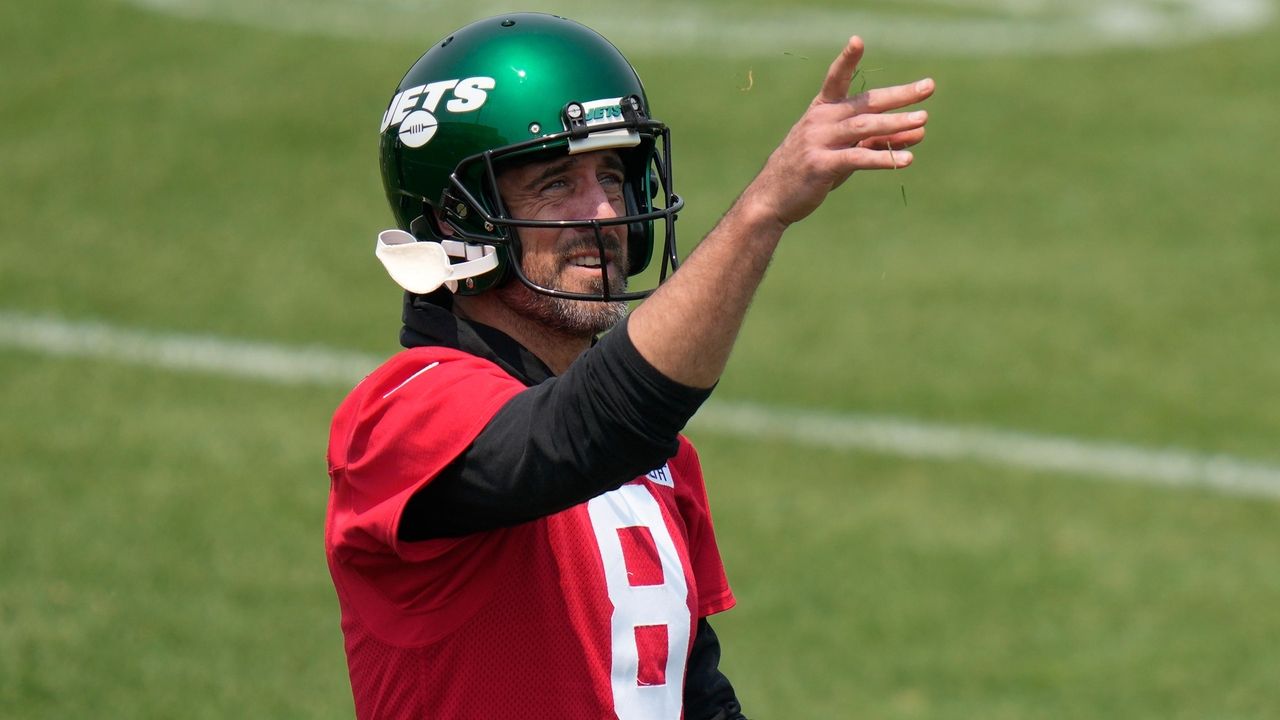 Aaron Rodgers participates in NY Jets OTAs (Video)