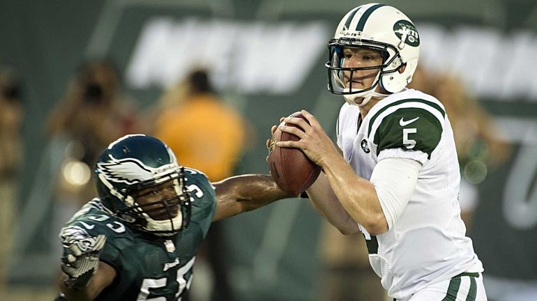 Jets' starting QB Matt Simms gets pressure from Philadelphia Eagles'...