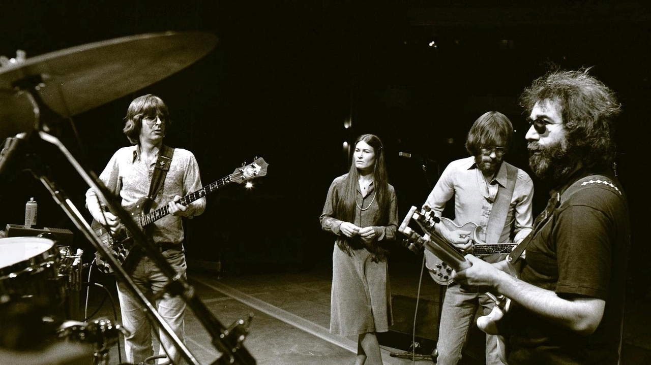 Bob Weir von den Grateful Dead wird von einer Tribute-Band und Fans auf ...