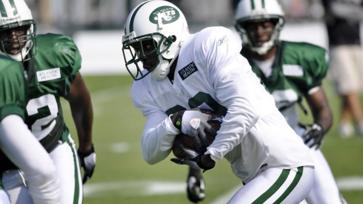 New York Jets running back Shonn Greene (23) breaks away from