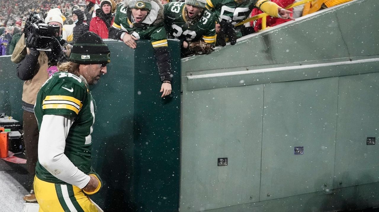 Aaron Rodgers admits he '100%' considered retirement amid Packers drama