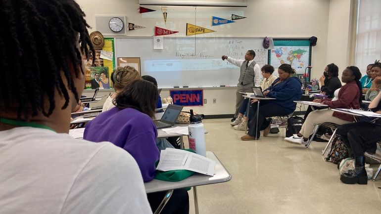 Emmitt Glynn teaches to a group of Baton Rouge Magnet...