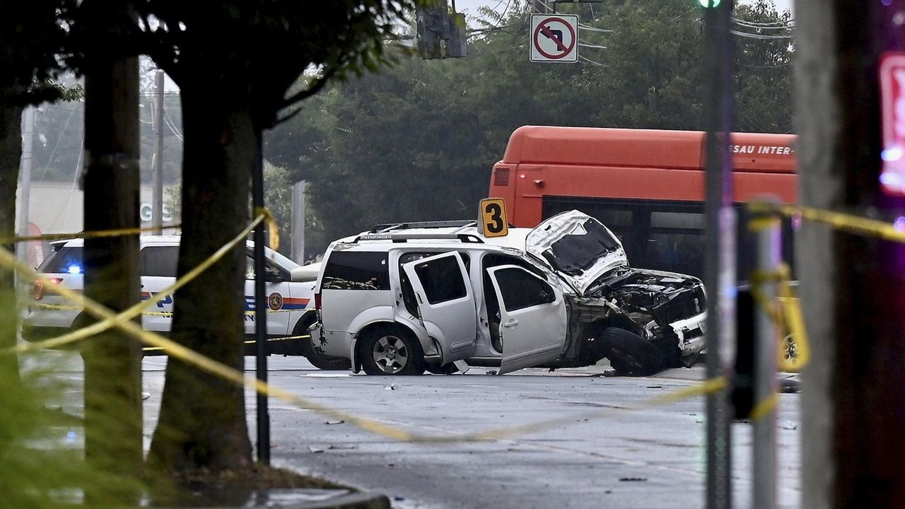 Hempstead Turnpike crash leaves 1 dead, 5 injured; road closed in both directions in West