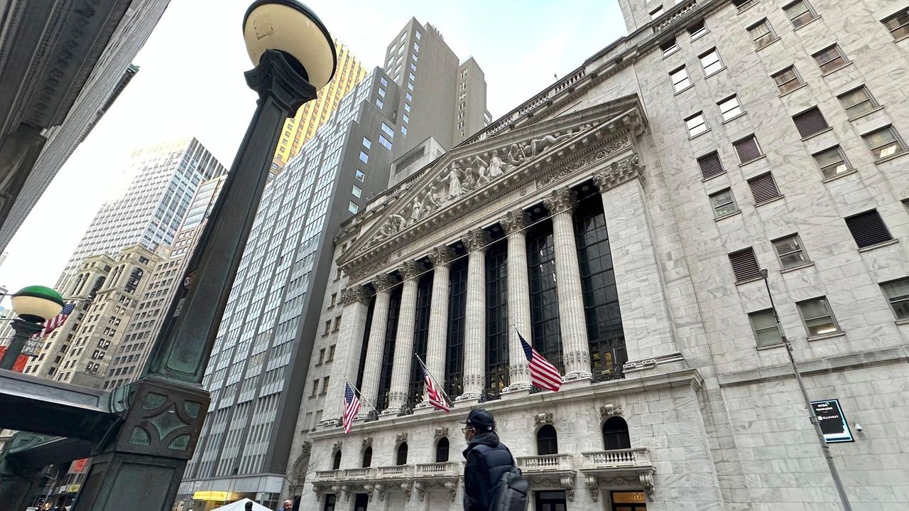 Wall Street bonuses fell 2 to 176,500 on average in 2023 Newsday