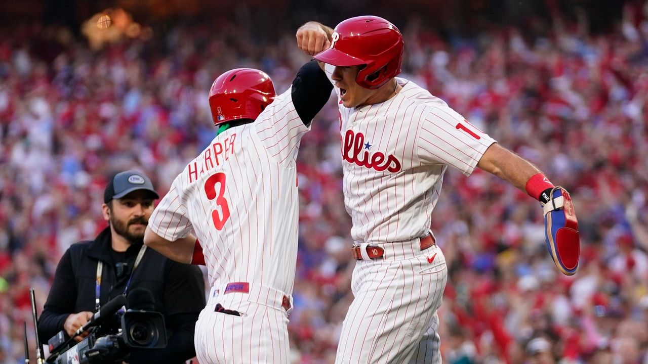 Rhys Hoskins on homer, win, 10/14/2022