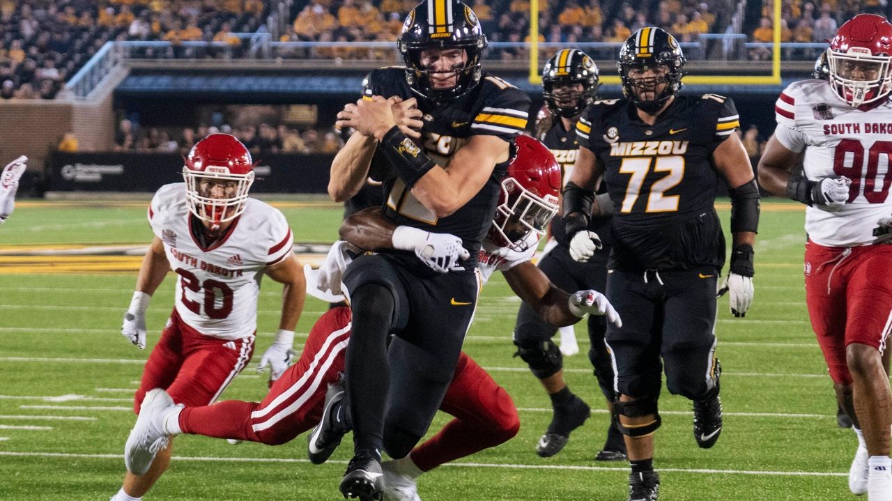 Missouri dominates first half, struggles in second in 35-10 win over South Dakota