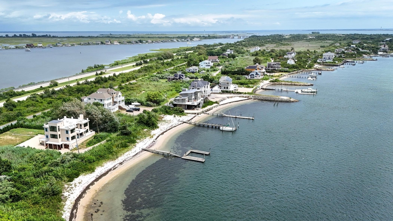 In Oak Beach, a rising tide of discord over a community dock