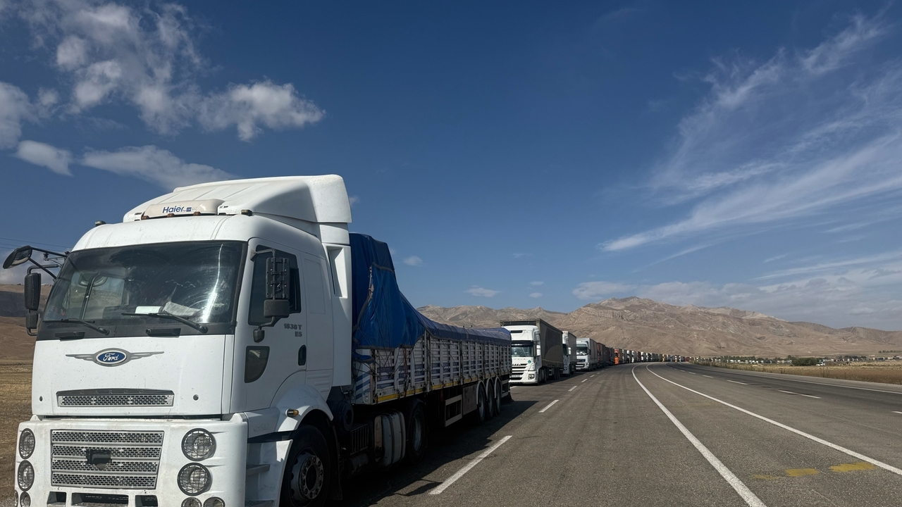 Hundreds of trucks jam Turkey-Iran border crossing as US blockade ...