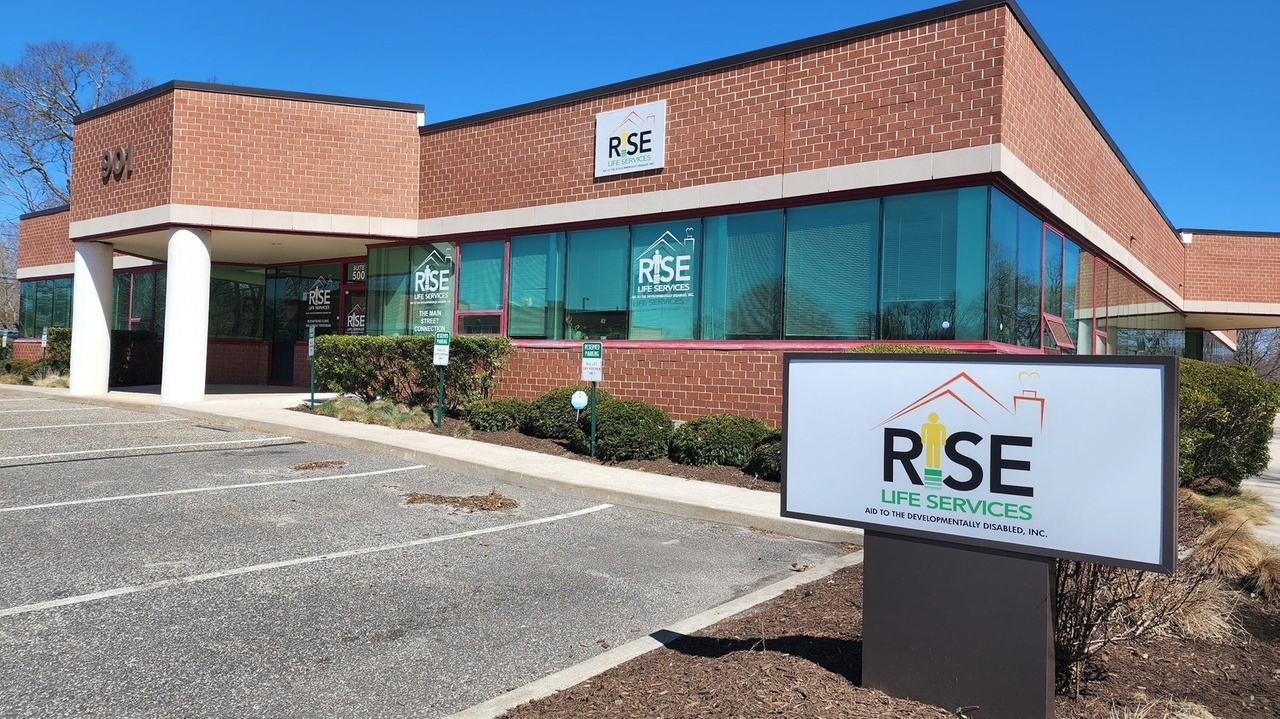 Riverhead center aims to help prevent youth suicide with therapy, other services - Vimarsana News