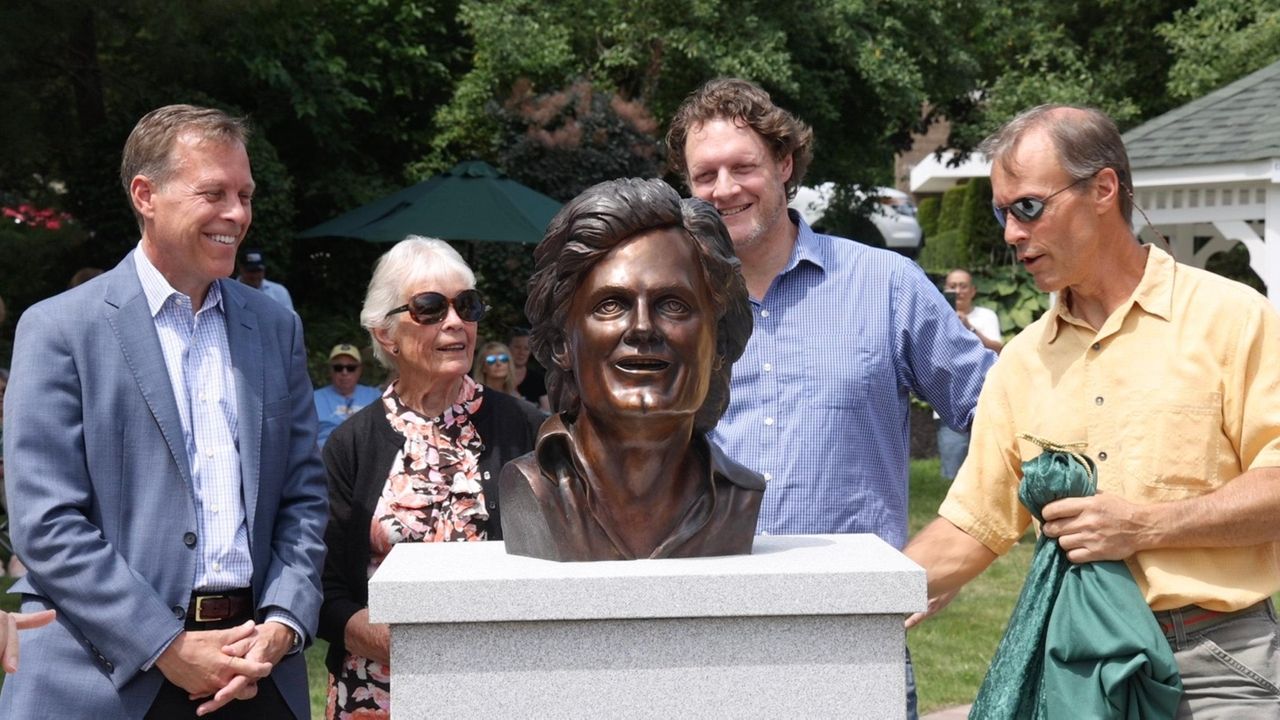 Harry Chapin's work to fight hunger remembered as bust unveiled - Newsday