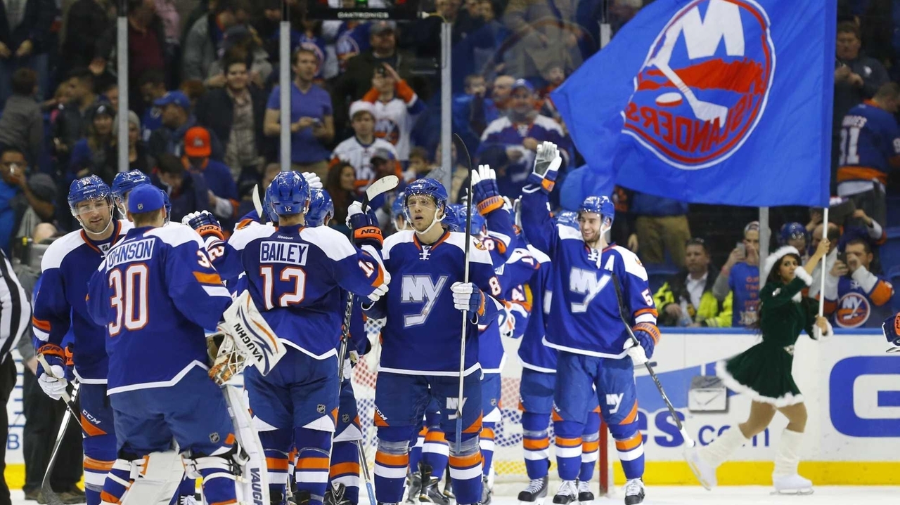 Islanders stun Lightning with three late goals in 3-1 win - Newsday