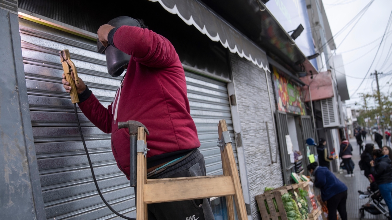 Argentina arrests dozens in looting attempts amid fear of growing violence ahead of October election - Vimarsana News