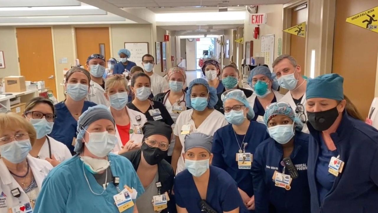 LI nurses thank Amy Schumer, Bethenny Frankel for donating protective(00)
