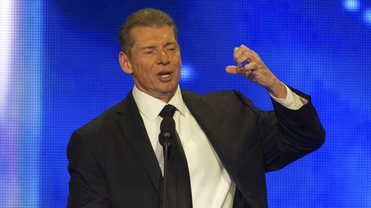 XFL players should stand for national anthem, Vince McMahon says