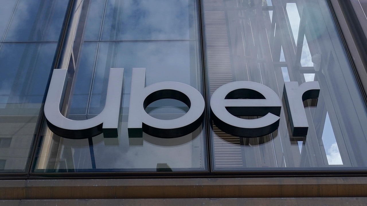 Minnesota governor vetoes higher pay for Lyft, Uber drivers - Vimarsana News