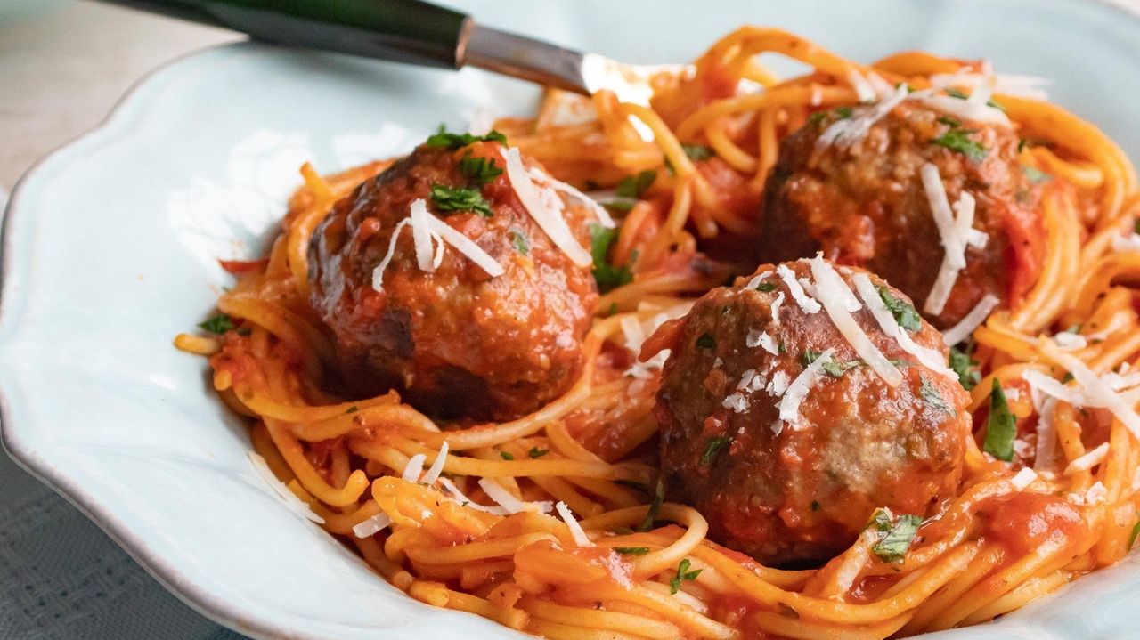 The Shape+Store Meatball Making Tool Turns Out 32 Meatballs in Less Than 1  Minute