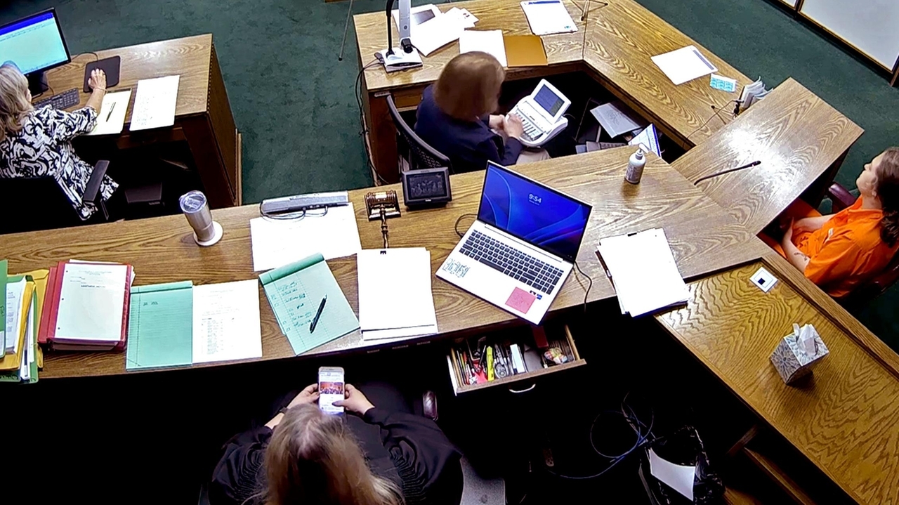 Ethics panel investigating Oklahoma judge using cellphone during murder trial, sheriff's office says - Vimarsana News
