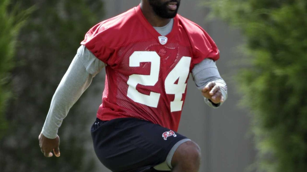 Darrelle Revis, with Greg Schiano's Tampa Bay Buccaneers, trades one circus  for another – New York Daily News
