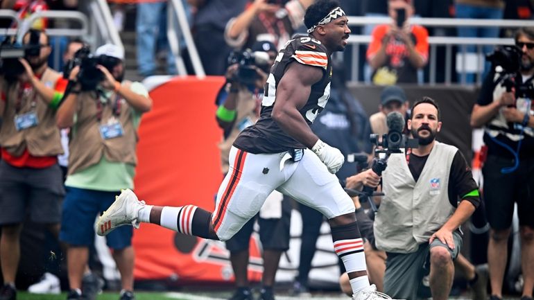 WATCH: Bills WR Goodwin makes Browns fan's night, gets family tickets