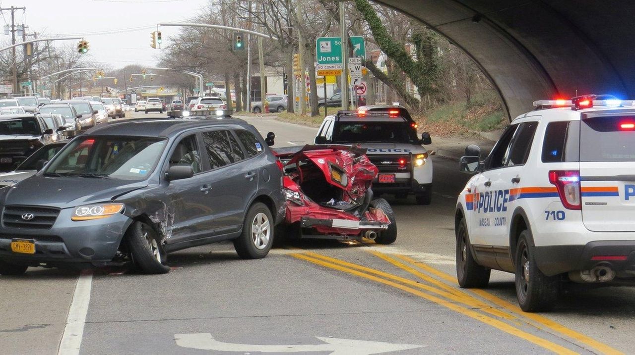 Merrick Road near Wantagh Parkway reopens after crash, police say Newsday