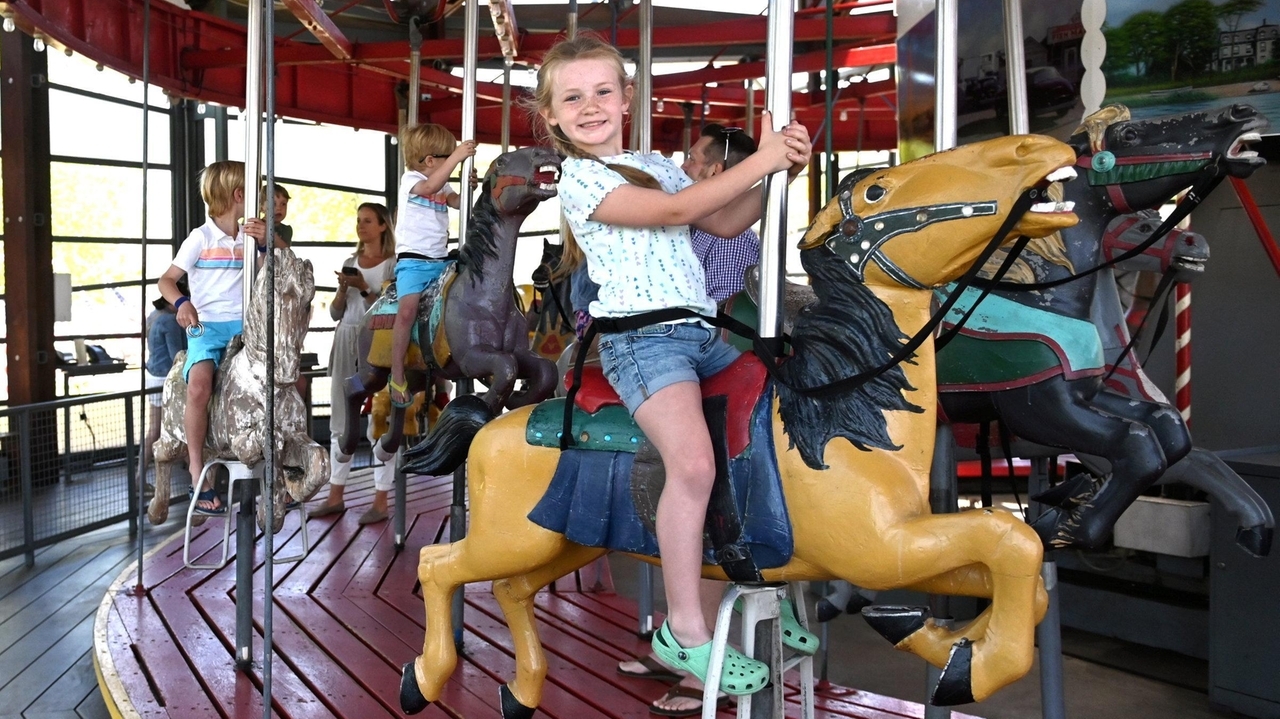 Greenport carousel reopens after lead paint removal - Vimarsana News
