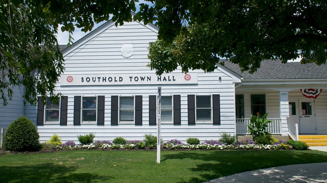 Southold approves plan to have town police keep tabs on ICE