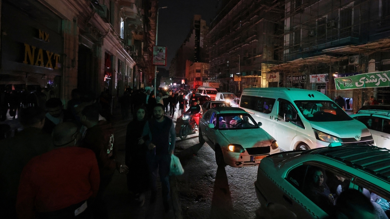 Egypt's early closing order jolts Cairo's night life as war-driven oil costs soar
