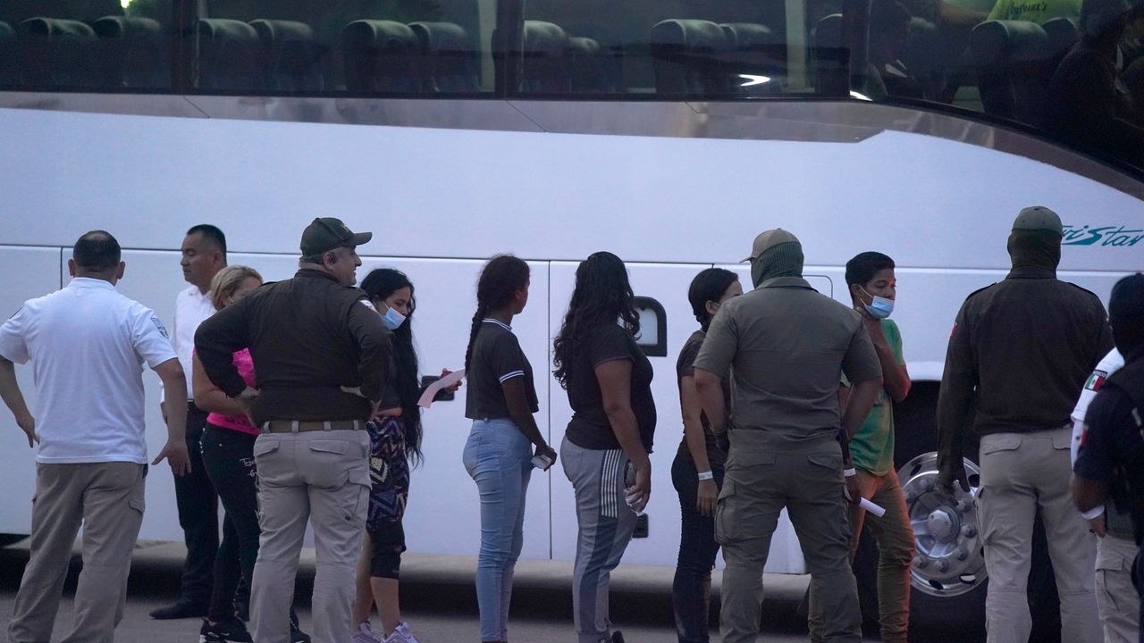 Mexico tests cellphone app allowing migrants to send alert if they are about to be detained in US - Newsday