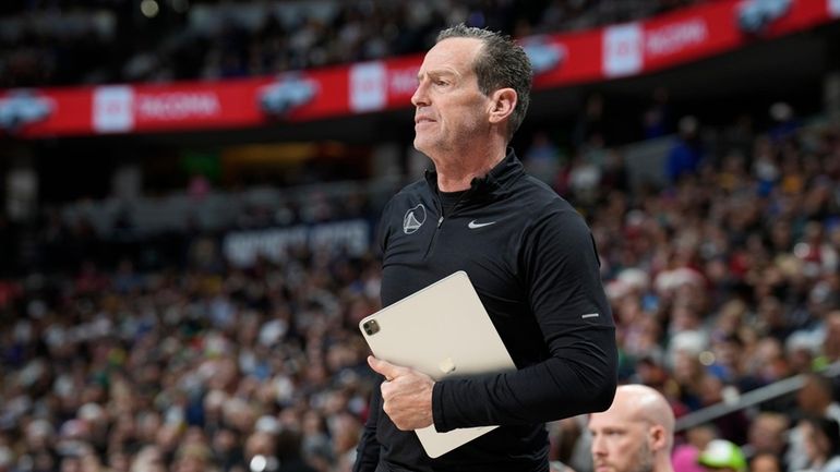 Golden State Warriors assistant coach Kenny Atkinson watches during the...