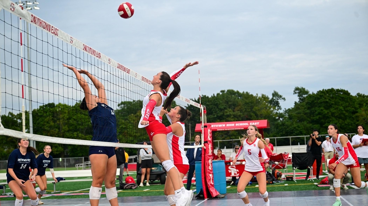 Smithtown is site of first outdoor high school volleyball game