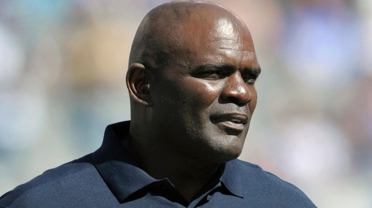Reports: Giants legend LT hospitalized in New Jersey