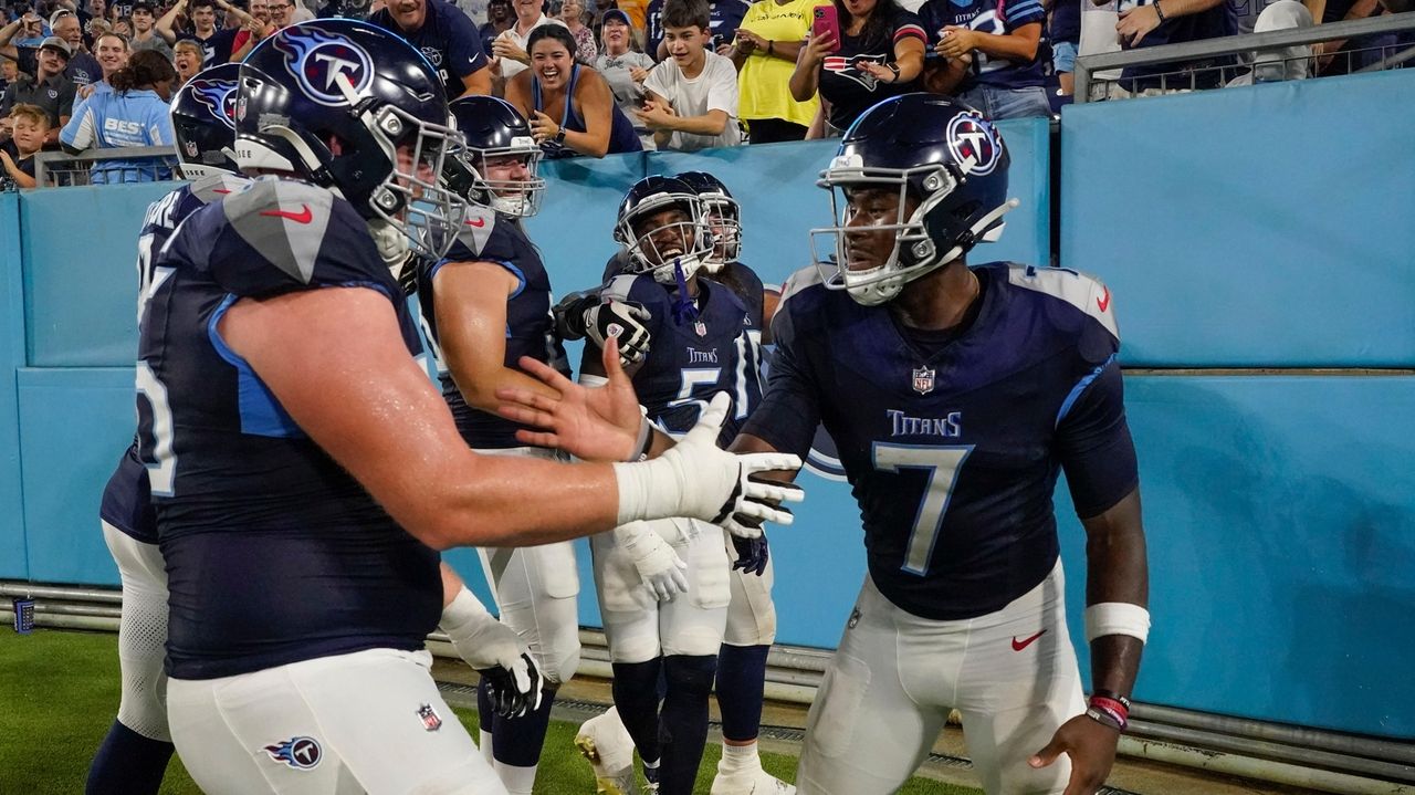 NASHVILLE, TN - AUGUST 20: Tennessee Titans quarterback Malik Willis (7)  turns to hand the ball off during the Tampa Bay Buccaneers-Tennessee Titans  Preseason game on August 20, 2022 at Nissan Stadium