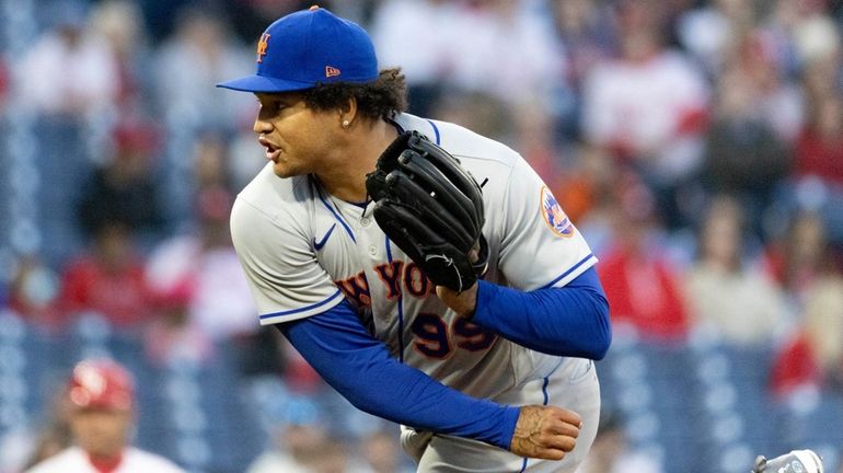 Mets starting pitcher Taijuan Walker throws during the first inning...