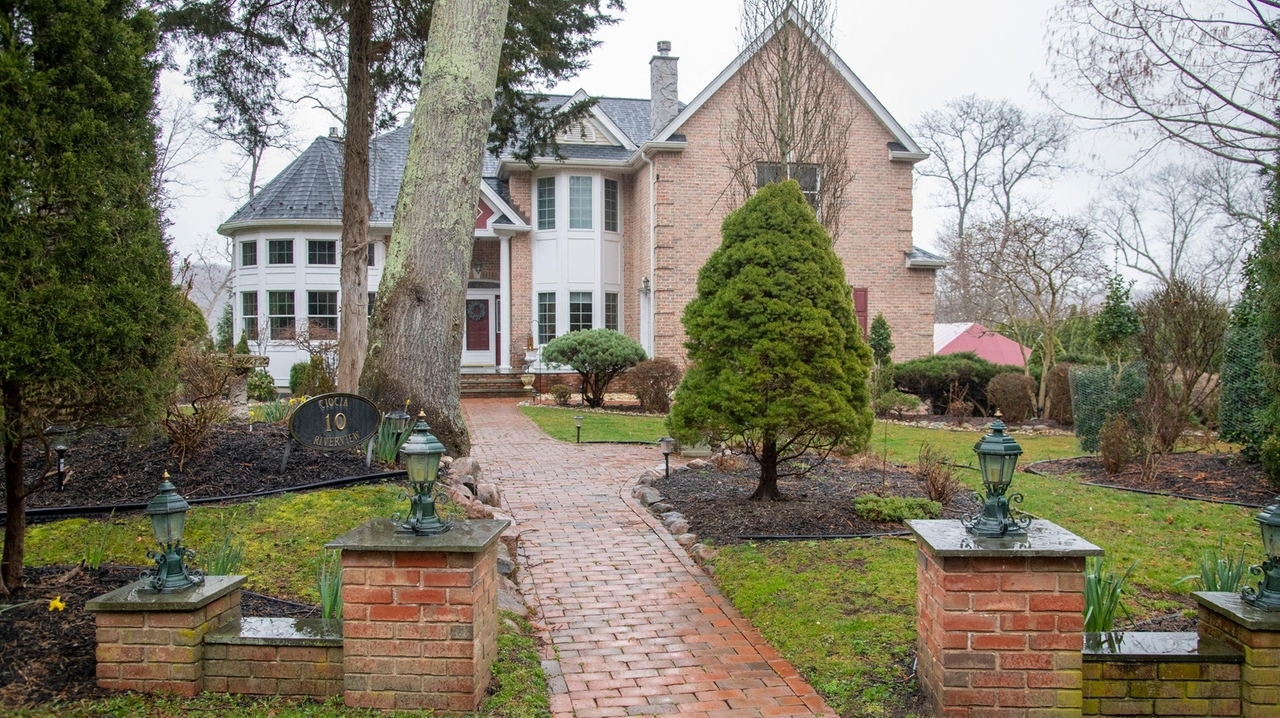 Smithtown couple face town charges of allegedly building on sensitive town land next to their property - Vimarsana News