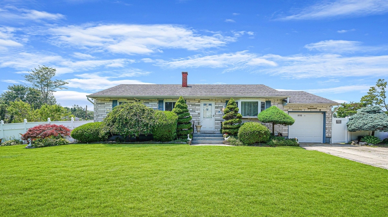 Updated corner Brentwood ranch selling for 499,990 Newsday