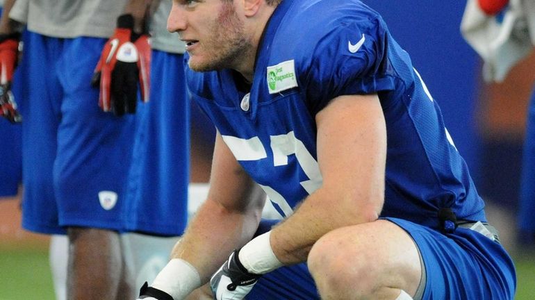 Giants linebacker Dan Connor practices during team training camp at...