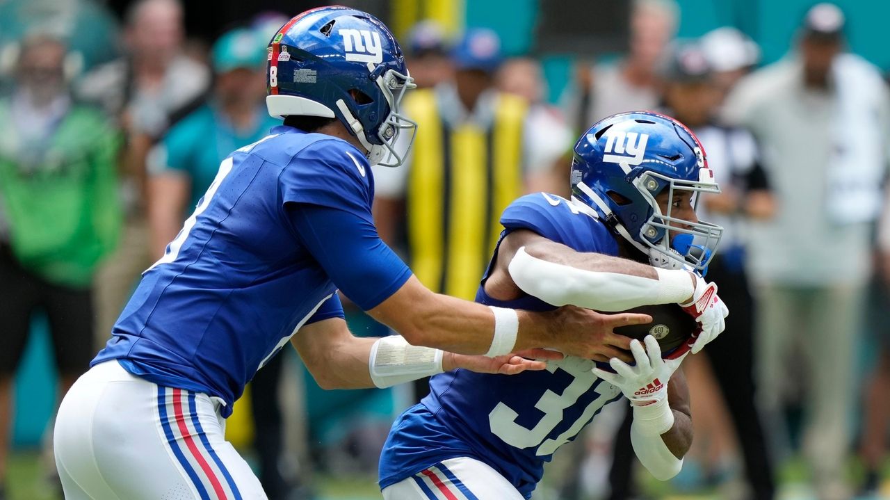 New York Giants cornerback Jason Pinnock (27) defends against the