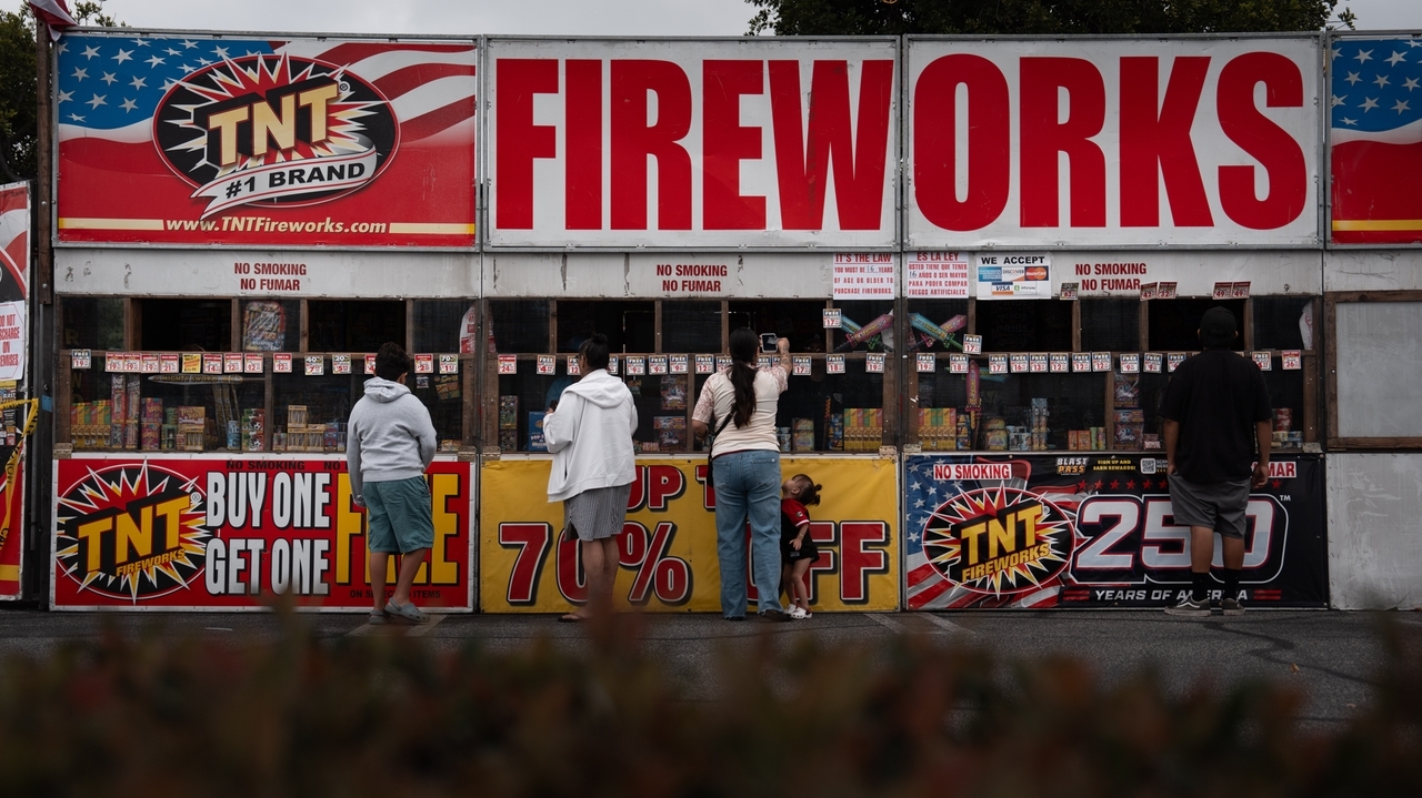 ファイヤー 3枚まとめ売り What to know about fireworks and the risk of wildfires this July 4